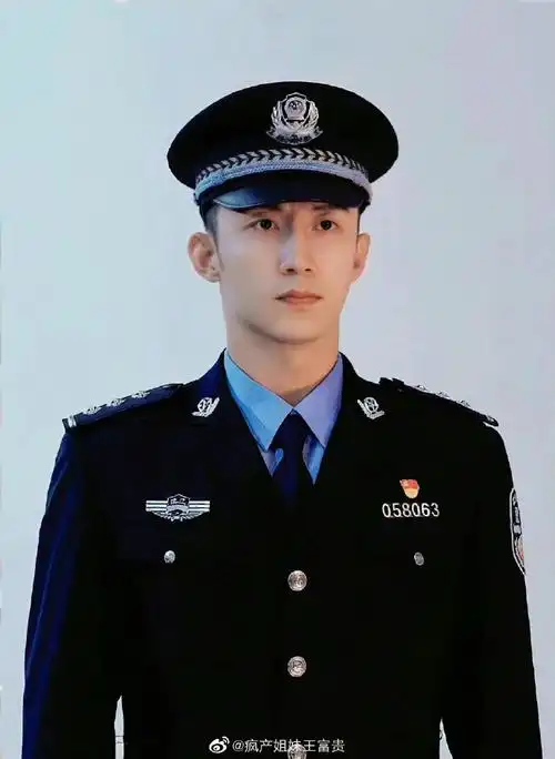 铁汉柔情军装已经半永久了哈哈哈哈期待黄景瑜的《他从火光中走来》呀