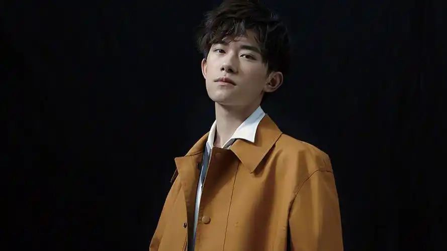 明星易祥千玺明星风尚壁纸2