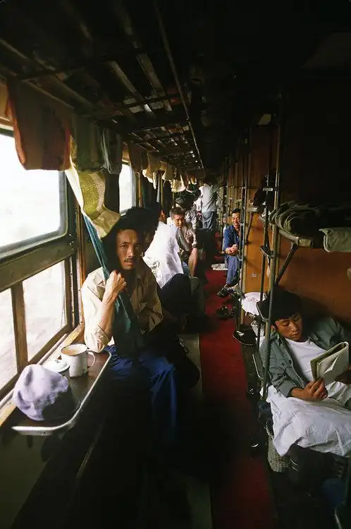 80年代的中国,绿皮火车 | 摄影师alain le garsmeur_高清图集_新浪网