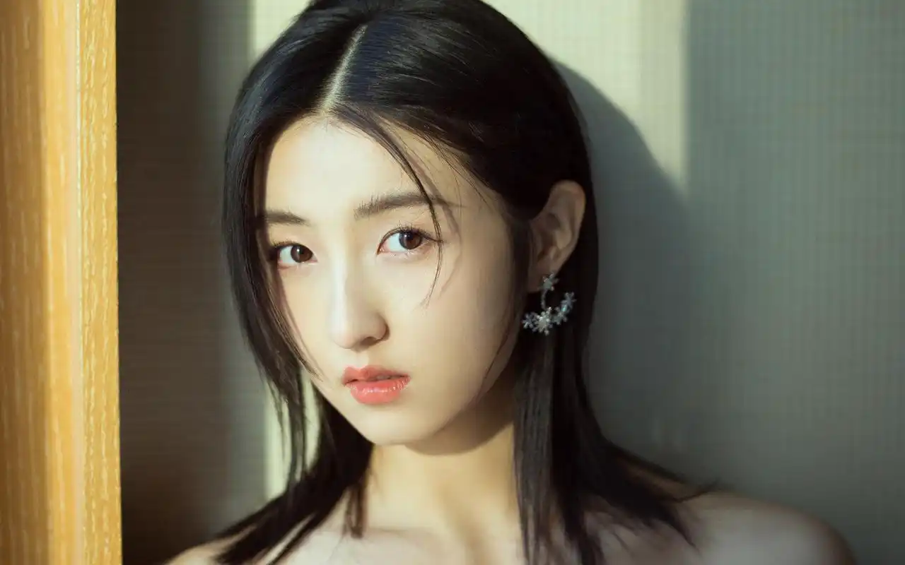 张子枫浅粉甜美高清桌面壁纸