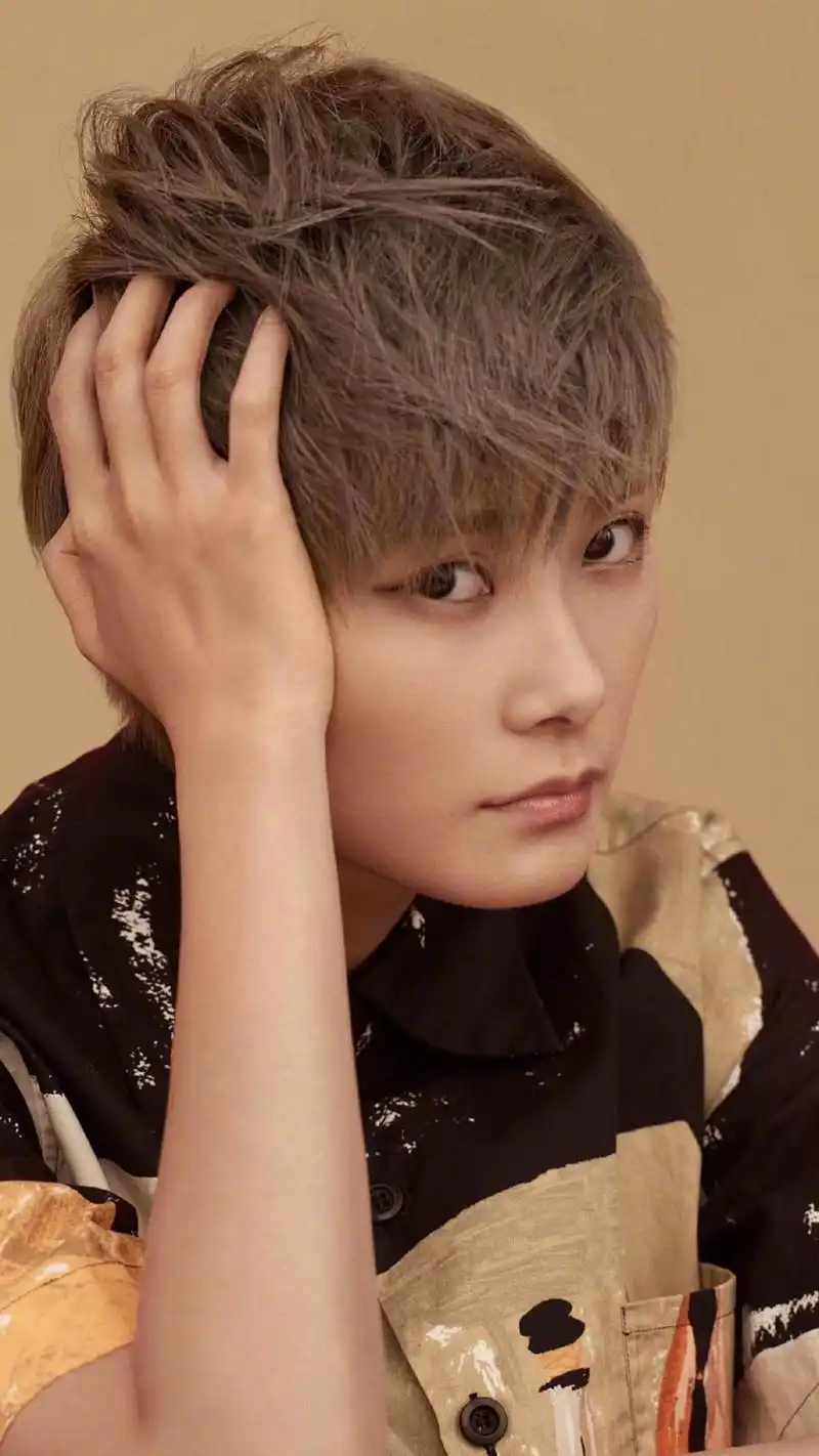 李宇春帅气养眼时尚杂志写真手机壁纸