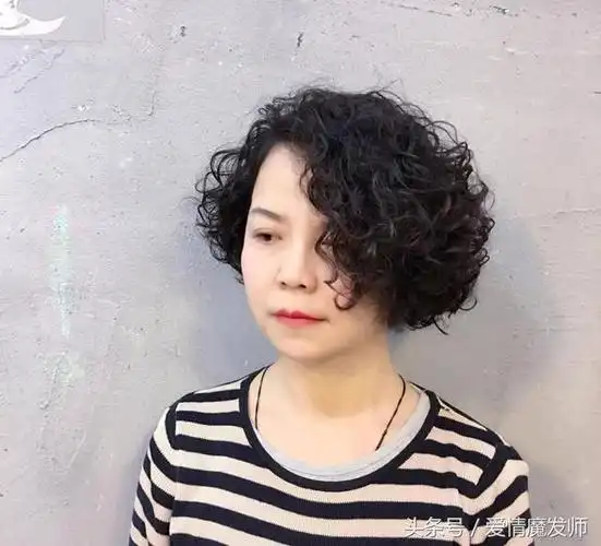 女人四十岁后烫发,多选这3种,气质又时尚(2021短发型图片女减龄烫发)