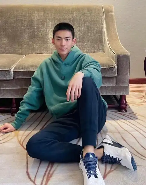 还帮小弟的脚当向导,他就像个大哥|王源|刘昊然|胡先煦|董子健|华语