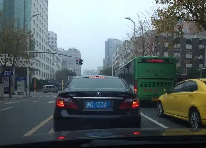 利郎老板的座驾车牌都带1234这个数字有来头