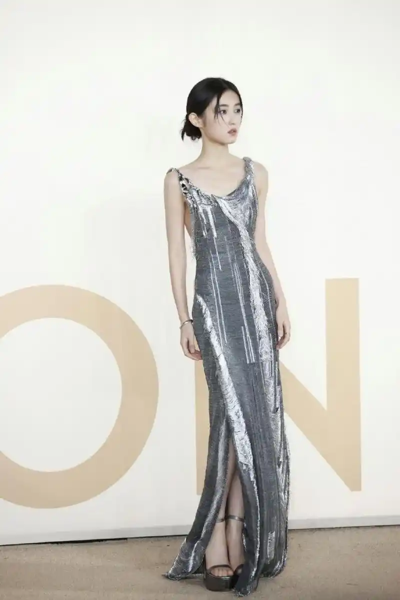 张子枫:银色厚底一字带包后跟高跟凉鞋