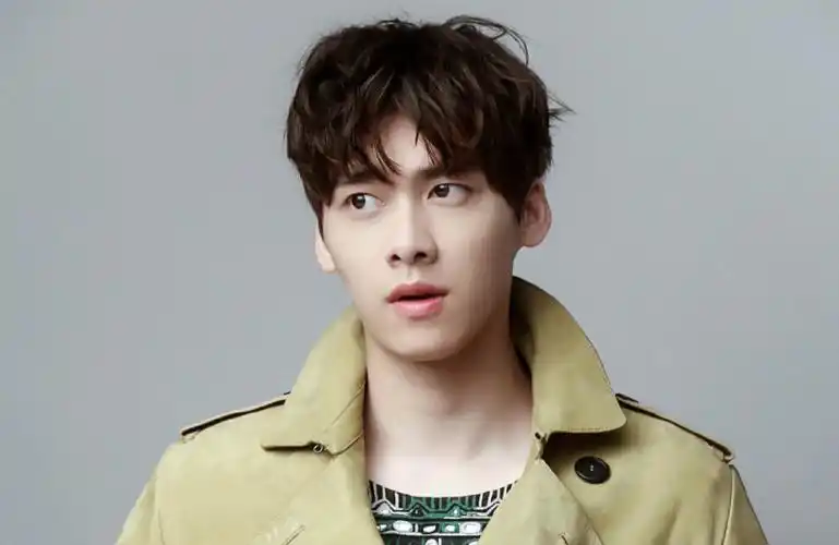 李易峰寸头造型抢镜气质越发成熟稳重不同风格任意转换