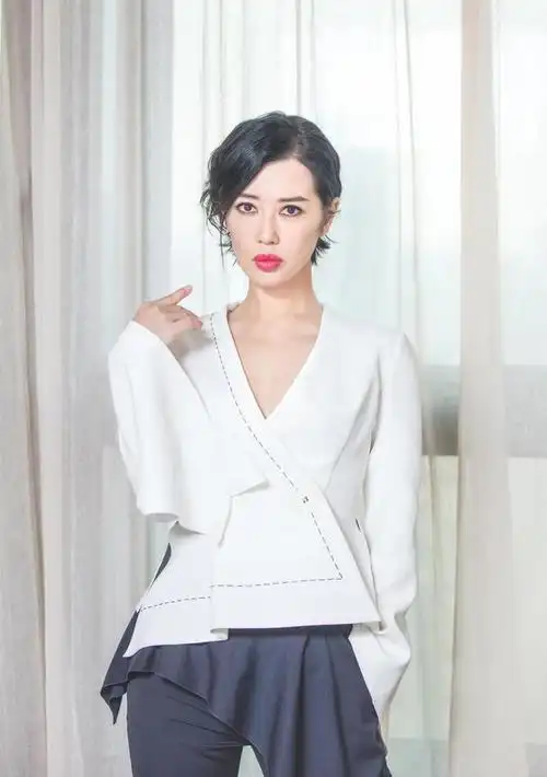 冷艳女神余男与名导相恋10年怀孕被甩靠性感征服2个男人