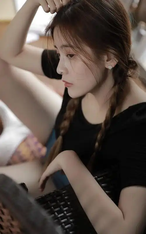 性感美女紧身运动服写真手机壁纸图片