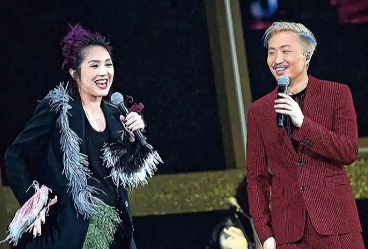 本就对郑中基颇有好感的杨千嬅,终于架不住这长年累月的追求,两人在一