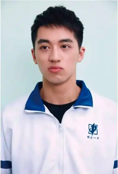 与许魏洲相识是在2016年与黄景瑜共同出演的电视剧中,在这部描述高中