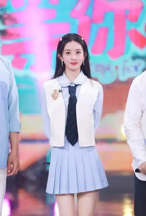 赵丽颖学院风制服裙好减龄参加快本演绎出少女感穿搭