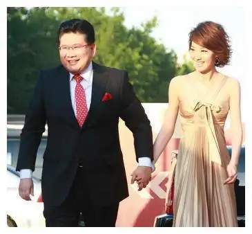 因插足丑闻,被央视"退货",金牌主持王冠和曹可凡关系浮出水面|央视|曹