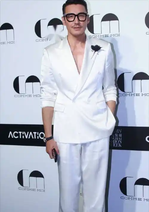 上海时装周:邓超脸垮了,我却被52岁胡兵惊艳了_陈冠希_钟楚曦_明星