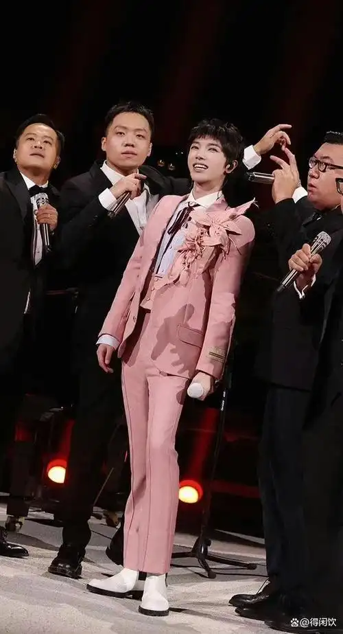 看看华晨宇出道到现在的舞台造型变化,这些年的变化为何这么大?