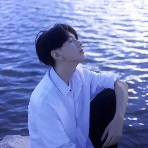 散发的是傲视天地的强势帅哥头像侧面高清图片