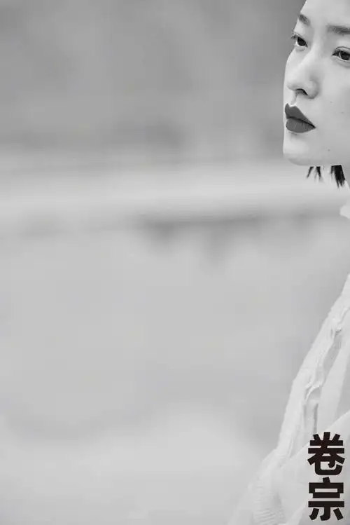 照片中,杜鹃沉浸在阳朔的山水风光中,实力演绎"人在画中游",红唇妩媚