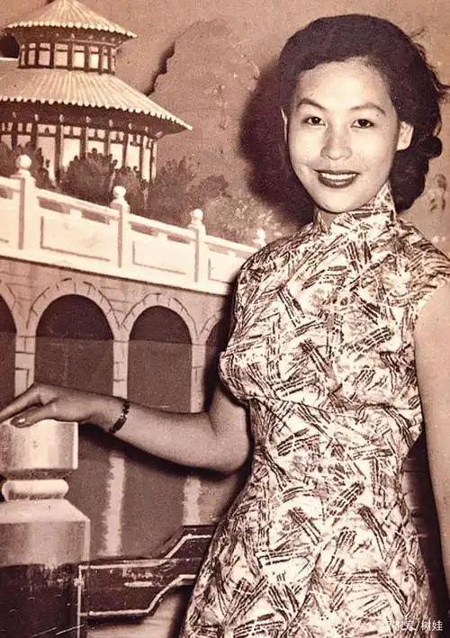 87岁黄夏蕙与丈夫甜蜜庆结婚36年当众拥吻,婚后长年分居恩爱如初