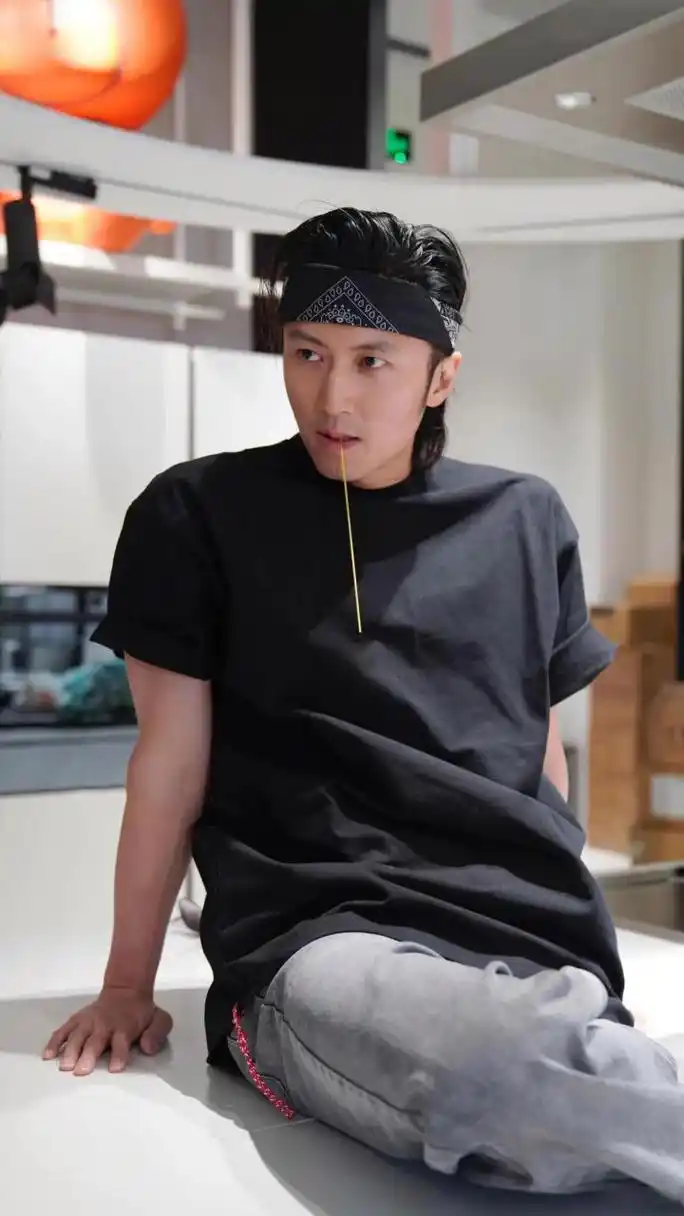 谢霆锋越来越帅,年轻时轻狂,现在感觉一切尽在掌握,成熟的魅力!