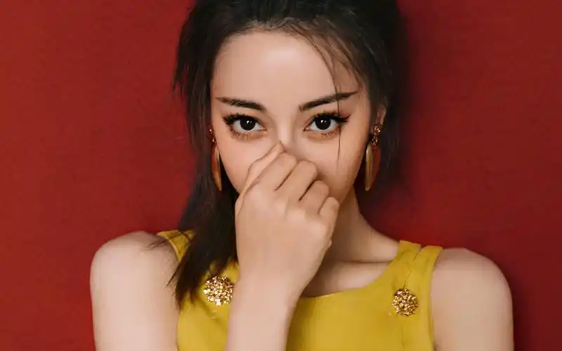 迪丽热巴呆萌俏皮写真图片壁纸