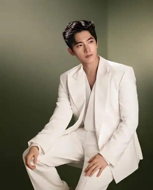 杨洋纯白西装大片##杨洋雅顾光影大片质感