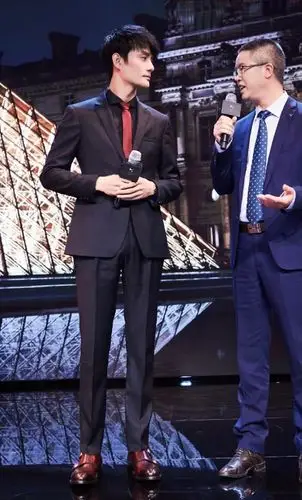 王凯是对自己182的身高不自信?脚下踩6厘米外增高,脚不痛?