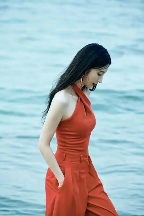 张俪海岛写真大片##张俪红色露背长裤