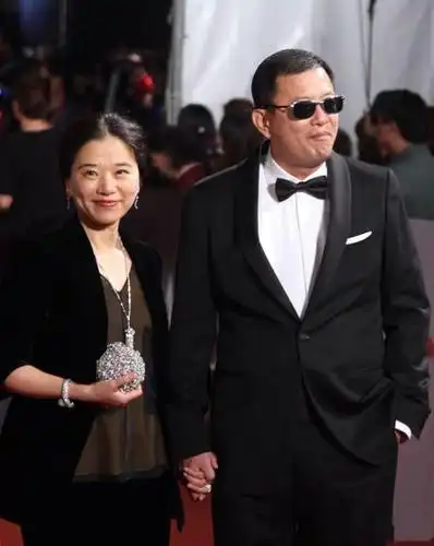 王家卫陪同妻子罕见现身二人情侣装十分幸福