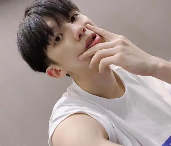 长相小奶狗,身材小狼狗的男生,你不得不服.