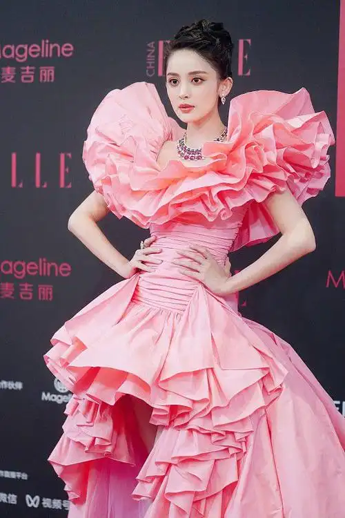 古力娜扎真的是"有颜任性",粉色花朵礼服真个性,甜美优雅|一字肩|抹胸