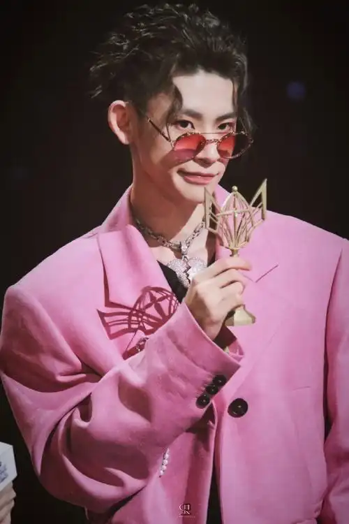 近日,小鬼王琳凯现身《跨次元新星》发布会现场,他身着粉色西装搭配