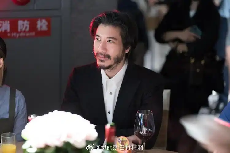 好久不见的王力宏留起了胡子,还是络腮胡