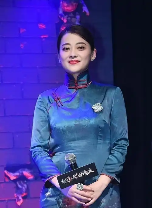 48岁梅婷剪短发撞脸毛阿敏和小13岁颖儿同框却被调侃像同龄人