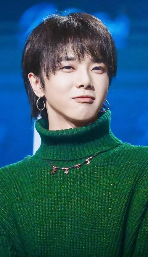 绿色毛衣穿出了春天的味道 华晨宇暖男气质爆棚