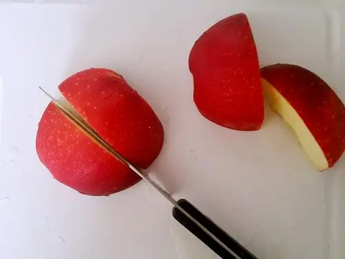 对切后再将苹果横切对半