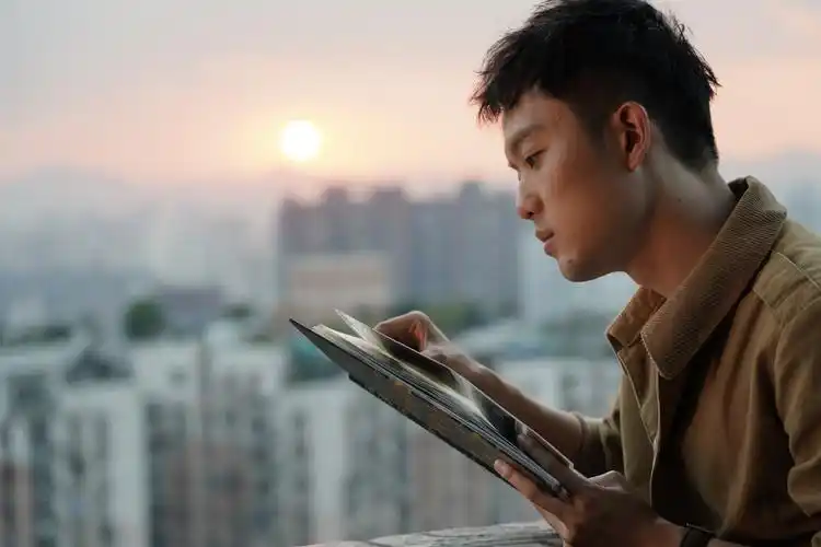 秦昊首张soloep天鹅今日上线以歌叙事揭开平行人生