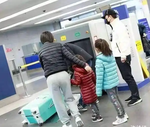 黄渤携妻儿现身西宁,俩女儿长相可爱,一家人氛围好温馨_孩子_小欧