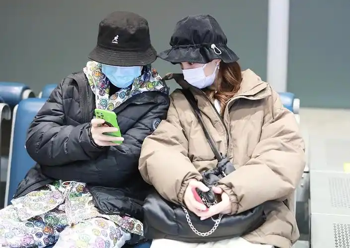 组图:金晨李斯丹妮机场同框 闺蜜逗趣嬉笑热聊