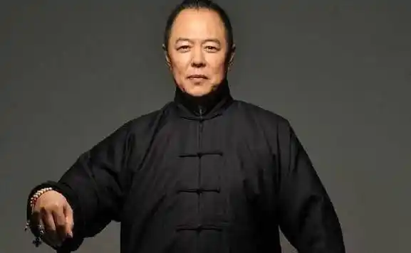 原创女星穿泳衣大秀好身材张铁林目不转睛看出神笑得不能自已