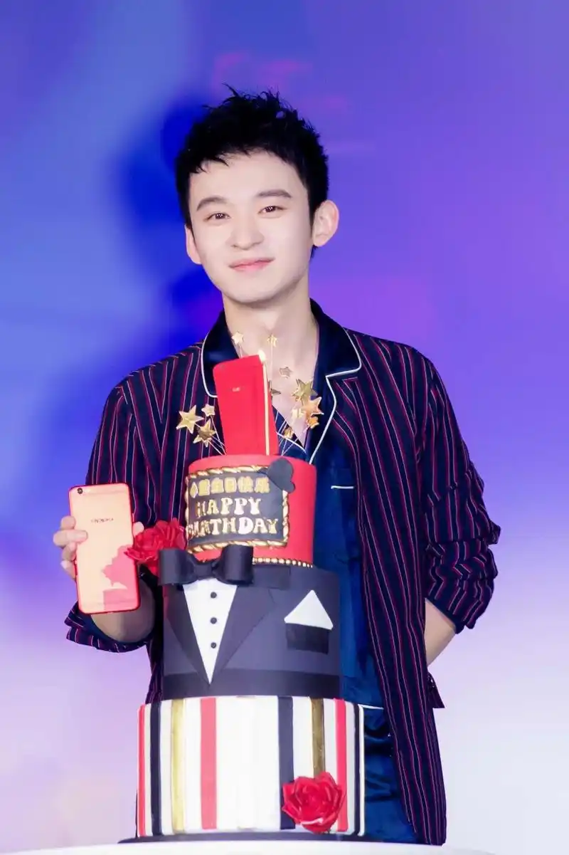 董子健生日杨幂祝三年抱俩 约泰国看表演