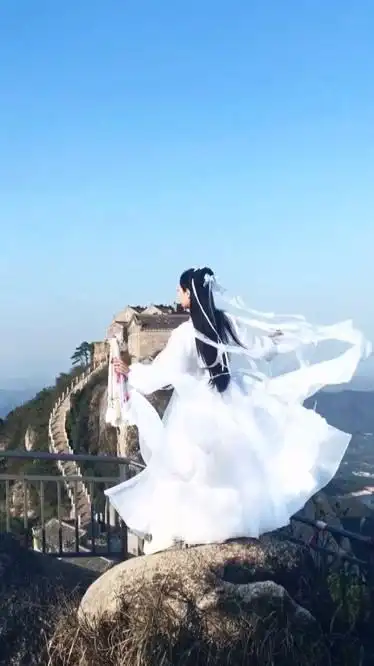 优雅矜持美少女一袭白衣古装裙仙气飘飘宛若仙女下凡