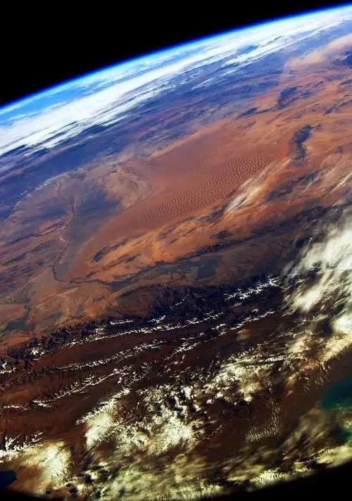 作品)费俊龙摄2005年10月15日,航天员费俊龙从神舟六号飞船上鸟瞰地球