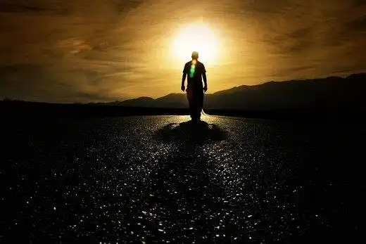 黄昏下一个人孤单的照片11