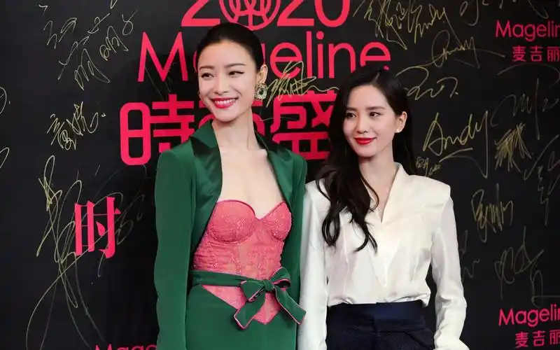 刘诗诗倪妮十指紧扣走红红毯,虽然身高很吃亏,但却赢了气场_高清图集