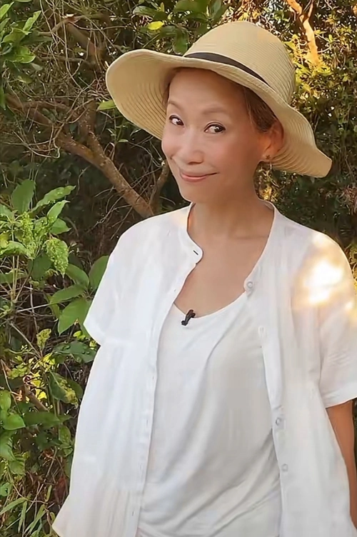 59岁叶童在家弹吉他满头银发皱纹明显面容苍老差点认不出