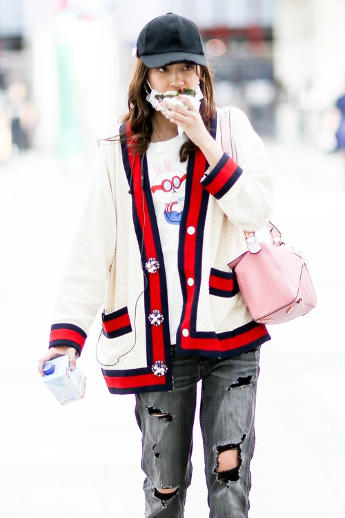 看关晓彤的私服穿搭款式时髦又潮流让你日常穿搭更出彩