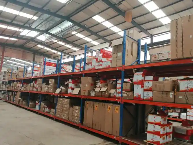 镜头①            库房一角