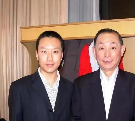 但李玉刚呢,他好像就走上了一条不断尝试的不归路,总是使劲儿往京剧