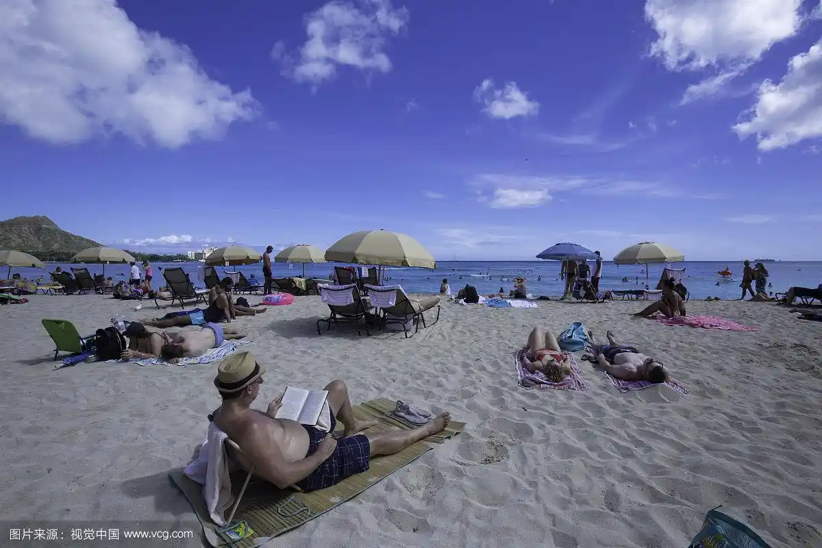 夏威夷沙滩上看书人