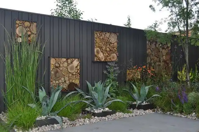 植物围栏能够缓解视觉疲劳,有效增加花园绿化面积,能够更好地与整体