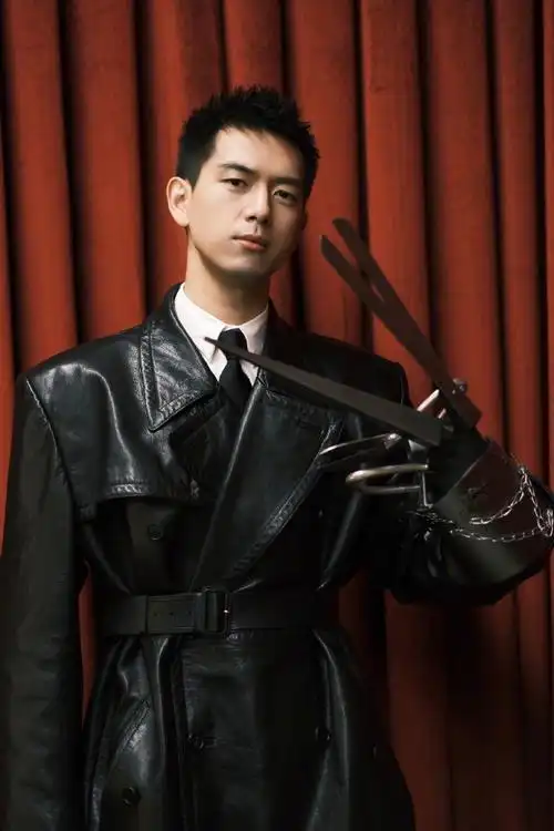 内场独特的造型搭配风格】李现的内场走秀挺特别的,造型很酷很霸气